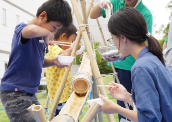 外来種のモウソウチクを活用した流しそうめんで外来種啓発につなげている