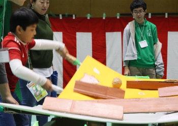 当社スタッフも各ブースの担当として学生によるイベント運営を支援